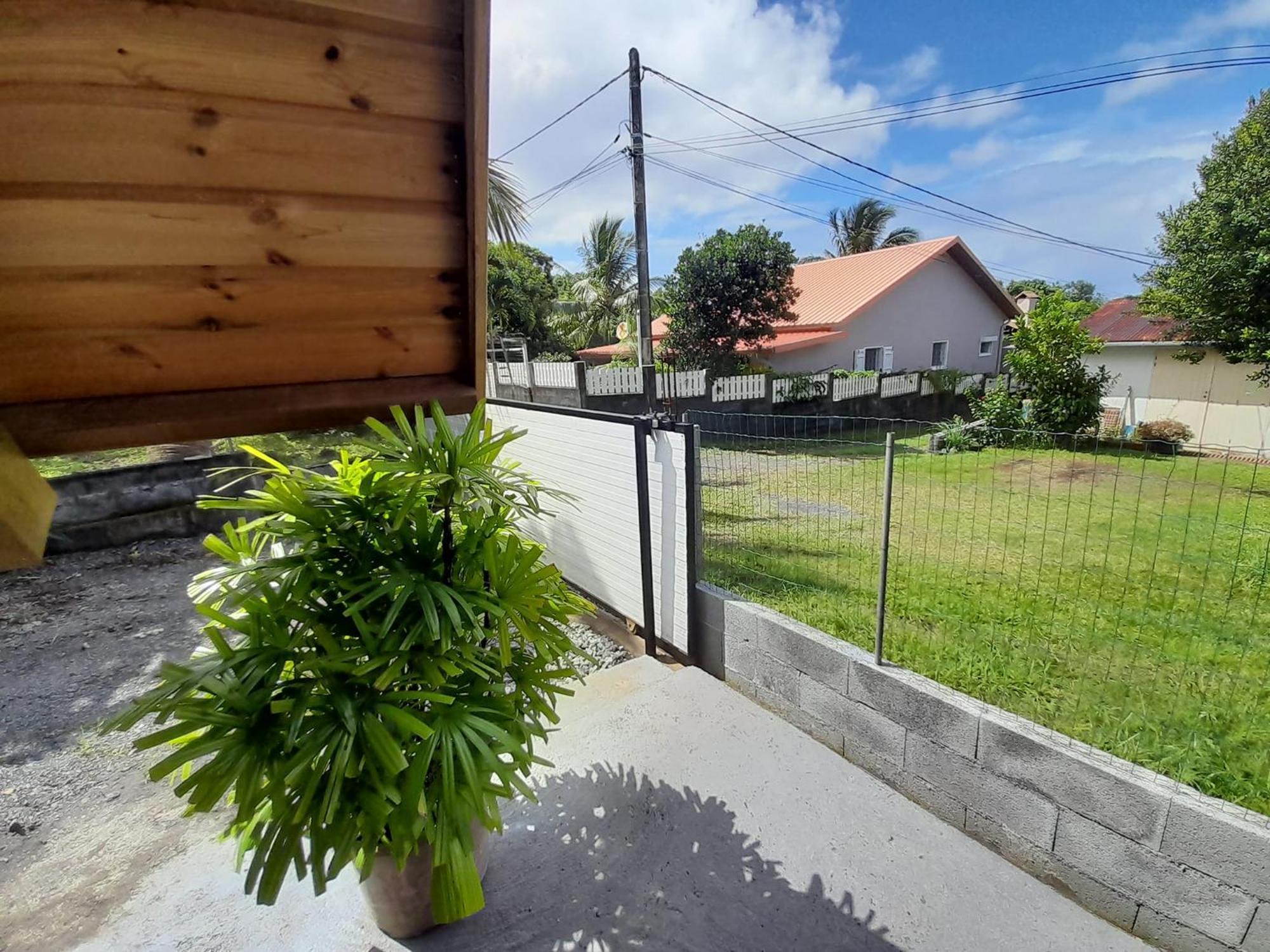 Charmant Chalet Avec Jacuzzi, L'Ile O Vert Saint-Philippe Exterior photo